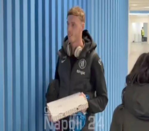 放縱時刻，戰(zhàn)勝那不勒斯賽后，切爾西球員人手一份披薩