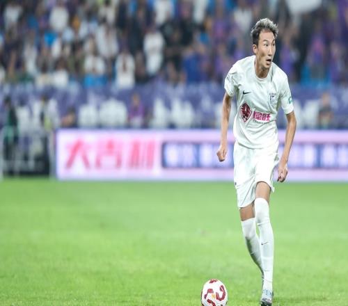 意外嗎36歲老將加盟重慶銅梁龍，球迷質(zhì)疑是來養(yǎng)老的，引發(fā)熱議