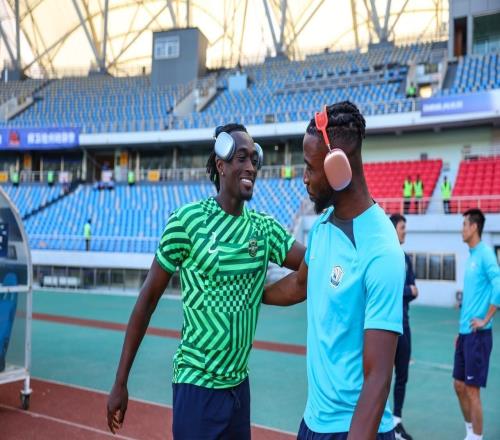 嘴太甜了！深圳新鵬城選了個(gè)馬屁精外援直言新鵬城就是亞洲曼城