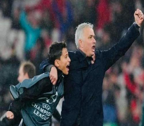 和穆里尼奧一起慶祝的球童：他對(duì)我說“加油，小子”