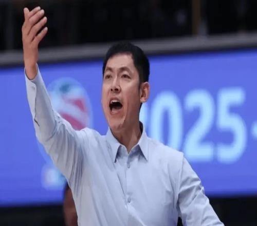 勝青島發(fā)布會！張慶鵬點(diǎn)名3將，廖三寧提防守，強(qiáng)調(diào)還未反彈！