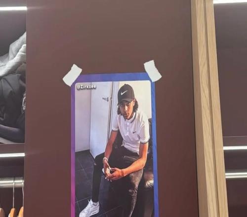 惡作劇，曼聯(lián)隊友把齊爾克澤的十年前的舊照片貼在更衣室里