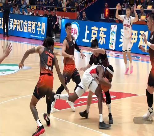 3分險(xiǎn)勝，殺進(jìn)前4！山東男籃險(xiǎn)遭爆冷，拯救邱彪：高詩(shī)巖+陶漢林