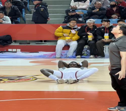 地板滲水延遲1小時！法耶悠閑躺，山西單節(jié)39分，迪亞洛暴砍21分