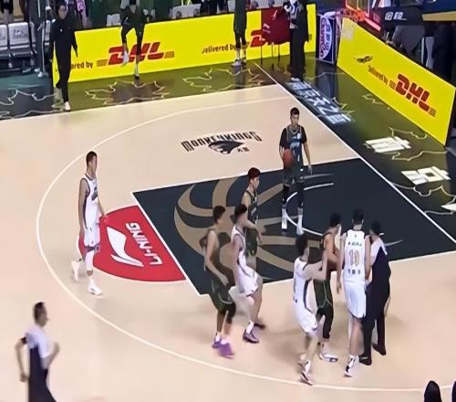 賽后主帥抹眼淚+狂輸32分+遭對手欺負(fù)推搡，眾人憫憐