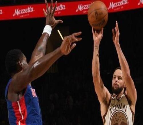 旧伤复发库里因膝盖酸痛退出对阵活塞的比赛