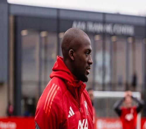 經(jīng)歷喪父之痛的科納特回歸利物浦訓(xùn)練，剃了個光頭