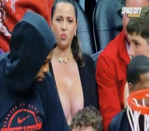 一圖流阿杜背后的女球迷，充滿了母性的光輝，太頂了！