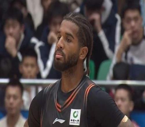 僥幸過關！山東3分險勝魚腩，高詩巖爆發(fā)，郭艾倫啞火，差距真大