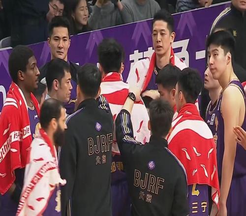 北控男篮5分险胜，送青岛男篮五连败，廖三宁10+6+4关键时刻建功