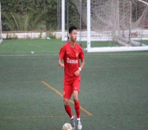 19歲留洋邊衛(wèi)王皓文加盟重慶銅梁龍，中超球隊成他再追夢的起點