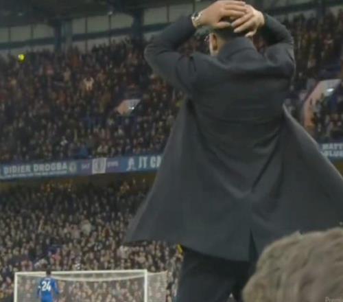 帕爾默終場前離譜射門直沖云霄，羅塞尼爾場邊抱頭不可思議