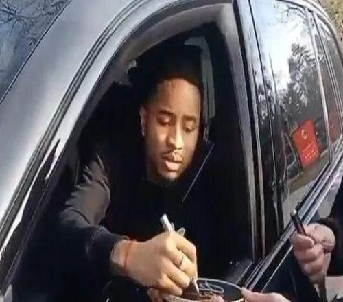 記者丨給球迷簽名時(shí)被問(wèn)及是否會(huì)離隊(duì)