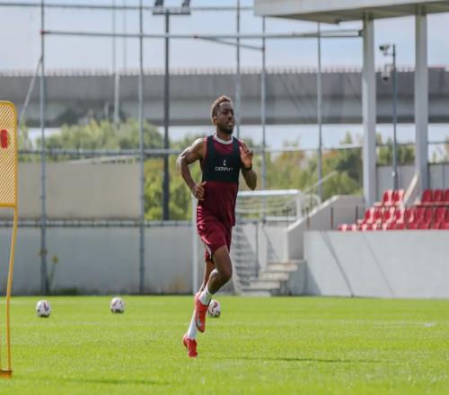 中超轉(zhuǎn)會動態(tài)：衛(wèi)冕冠軍敲定第5外援，泰山隊(duì)兩將隨西海岸訓(xùn)練