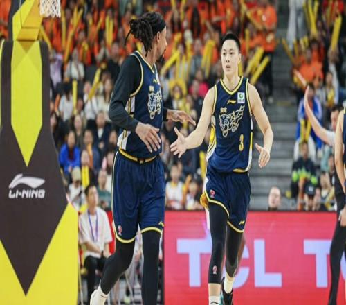 廣東隊(duì)轟然倒下，CBA爆大冷！杜鋒搖頭苦笑，一戰(zhàn)暴露2大致命問(wèn)題