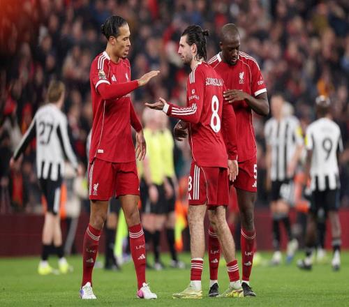 動容！利物浦1米94黑塔進球告慰亡父，跪滑+熱淚盈眶，全隊送擁抱