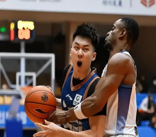 CBA最大混子球隊(duì)出現(xiàn)！單場(chǎng)狂輸58分，三分27中2，這哪像職業(yè)球隊(duì)
