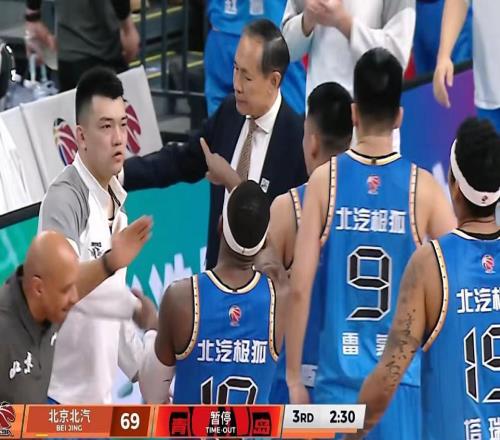 創(chuàng)造隊(duì)史！青島男籃2分險(xiǎn)勝北京趙睿10+11陳盈駿8中1段昂君26分