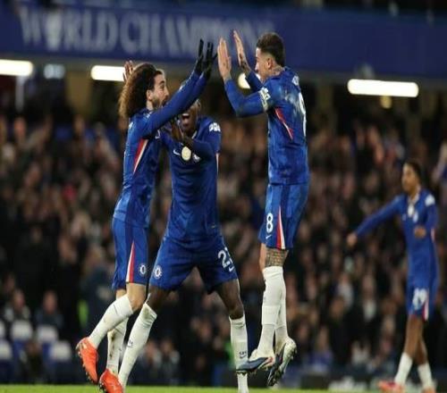 02落后時(shí)，切爾西1號(hào)門將沖球迷大喊：別著急，我們還有45分鐘！