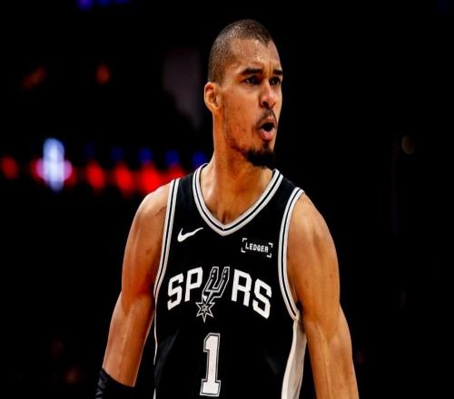 丟絕平+遭二輪秀冰封！文班成馬刺5戰(zhàn)3負罪人：2.24米命中率僅42%