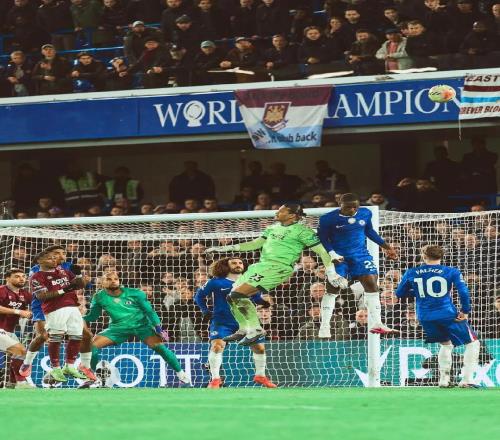 防住對方讀秒爭頂，小查洛巴調(diào)侃阿雷奧拉：你去不了本菲卡