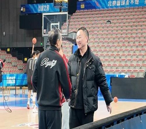 备战青岛！除周琦外均踩场，许利民捡球，雷蒙曾凡博带伤表态出战