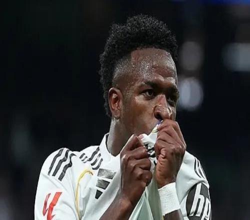 皇马豪取西甲七连胜！1分落后巴萨，姆巴佩压哨点杀，延续5纪录