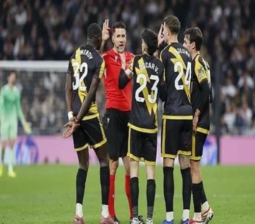 一戰(zhàn)3大爭議判罰！皇馬3次獲益，對手2人染紅，主裁壓哨判點