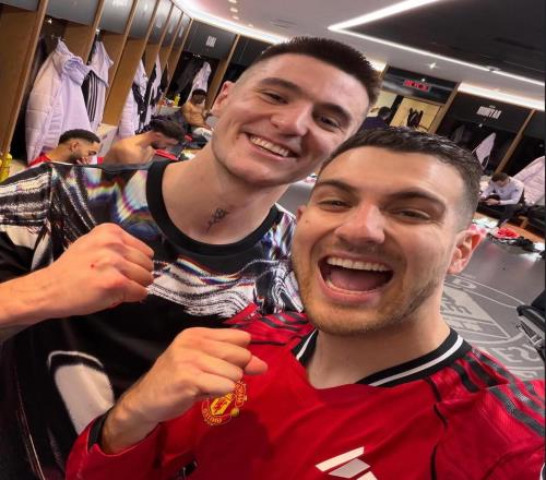 记者:谢什科在比赛结束两小时后仍留下给场外的球迷签名合影