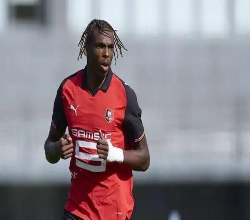 記者：利物浦正在就夏窗引進(jìn)雅凱進(jìn)行談判，切爾西也在談