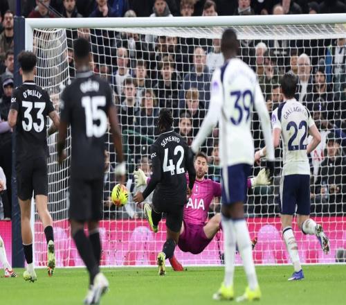 換個號虐你，塞門約是單賽季為兩支球隊攻破熱刺球門的第三人