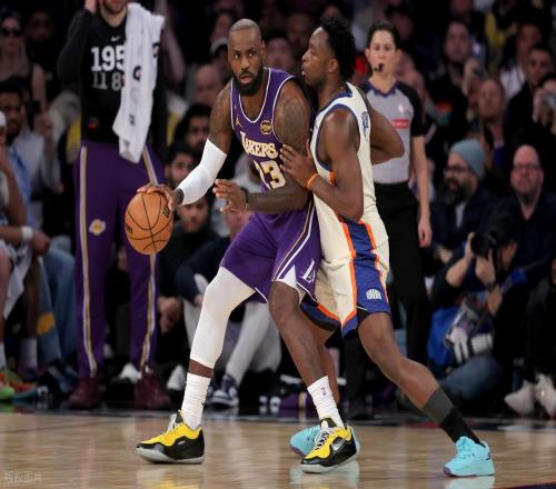 逆天！41歲詹姆斯平框空接！布倫森打爆湖人，東契奇空砍30+15+8