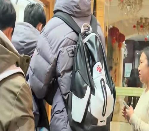 徐杰傷勢(shì)更新！粵記曝習(xí)慣性崴腳，回酒店被隊(duì)友攙扶，杯賽打嗎