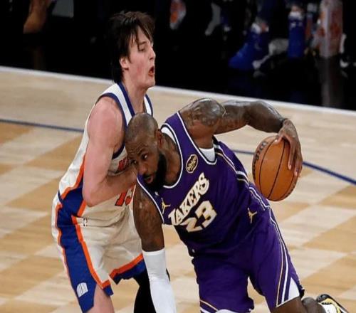 湖人輸尼克斯4壞消息！防守+三分拉胯，配角不穩(wěn)，雷迪克執(zhí)教辣眼