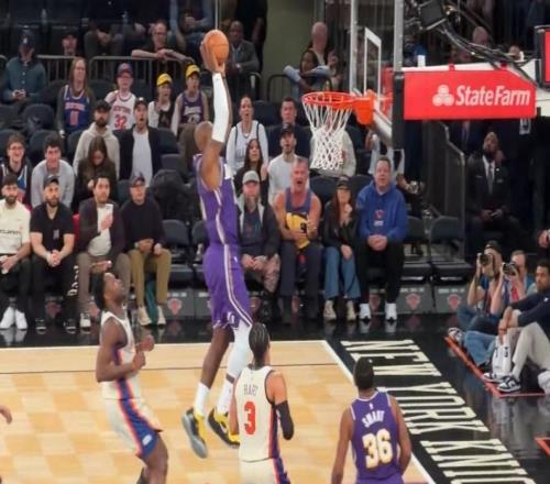 41岁两度平筐暴扣！詹皇却遭美媒批专刷数据22连全明星安慰奖