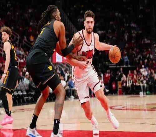 2場(chǎng)摘27籃板+13進(jìn)攻籃板，火箭組建內(nèi)線禁飛區(qū)！23歲高塔臨時(shí)轉(zhuǎn)型