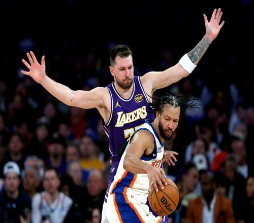 湖人100112輸尼克斯！東契奇打破60年紀(jì)錄，登頂湖人隊(duì)史第一