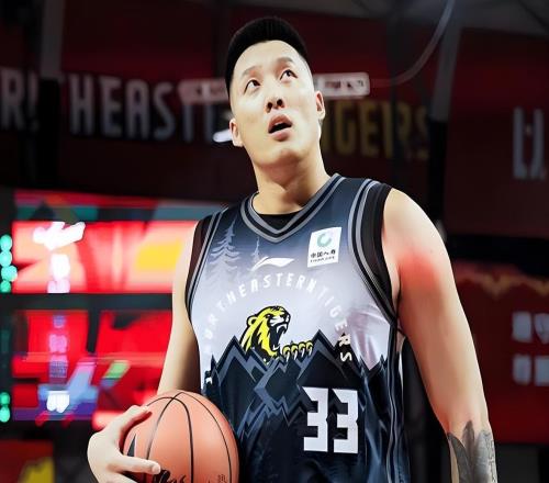 廣東舊將立功了！72平生死時刻搶到前場籃板打中2分，掀翻廣廈隊