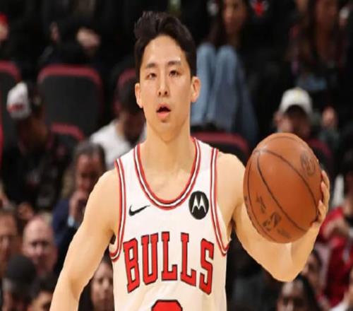 復(fù)出就打背靠背！日本后衛(wèi)場(chǎng)均比楊瀚森多10分鐘，太羨慕