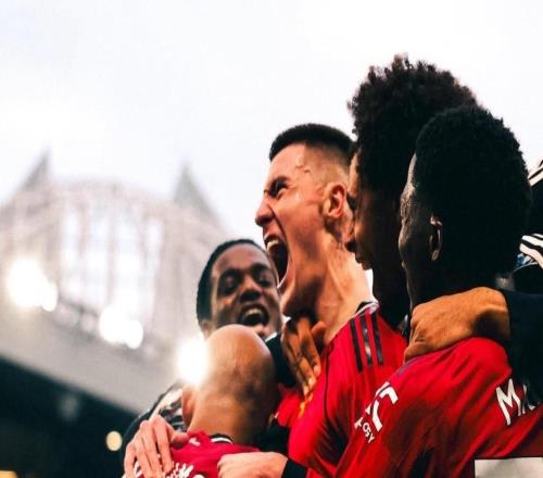 謝什科社媒慶祝：西看臺+弗格森時間，這種感覺太棒了