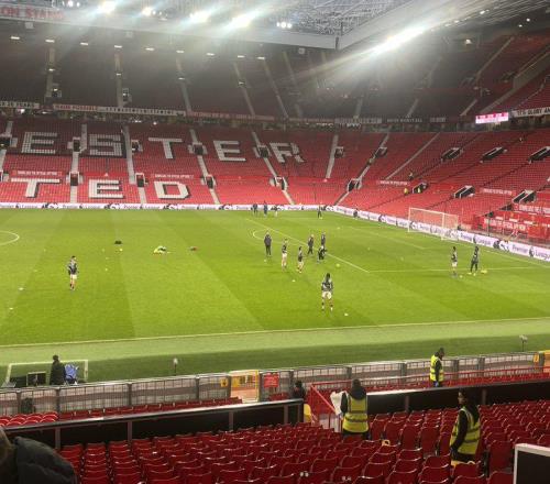 曼聯(lián)全隊(duì)起立鼓掌致敬謝什科！絕殺后舉動(dòng)揭示爆發(fā)原因，天道酬勤