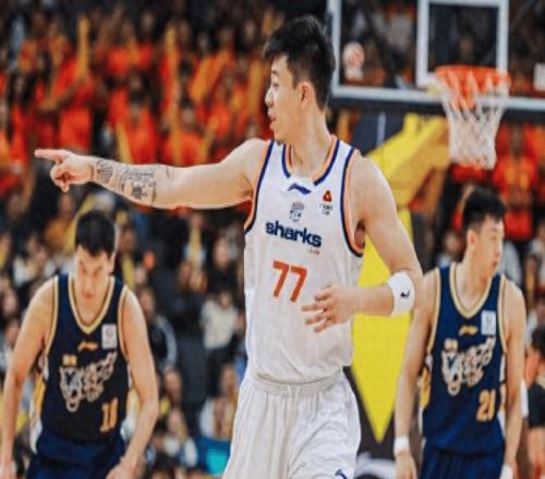 掀翻廣東，登頂聯賽第1！王哲林怒吼慶祝，張鎮(zhèn)麟23+3立大功