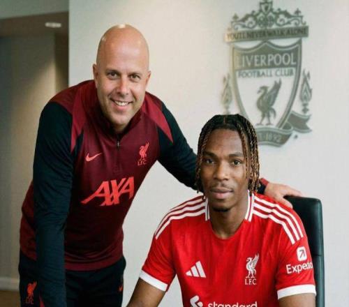 一夜三官宣！利物浦補(bǔ)后防，本澤馬空降新月，森林簽下22歲天才