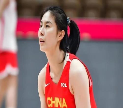 官宣！中國(guó)女籃公布最新一期大名單，王思雨、張子宇、劉禹彤領(lǐng)銜