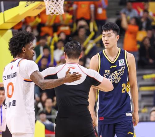 21分鐘得3分，場均1.7分1.1板，球迷：只要你上就知道杜鋒不想贏