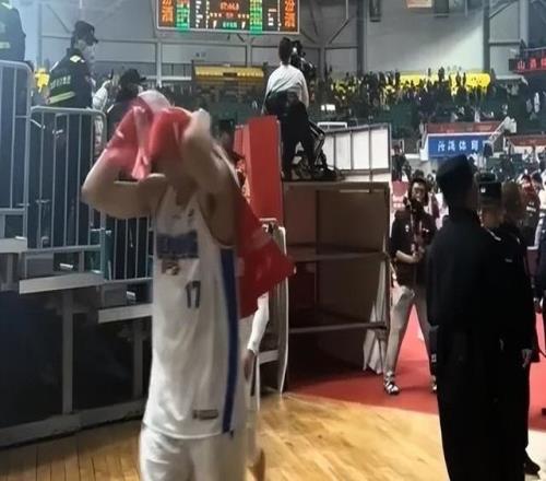 孫銘徽回家鄉(xiāng)疑似被吉林安保辱罵家人球員通道內(nèi)理論引關(guān)注