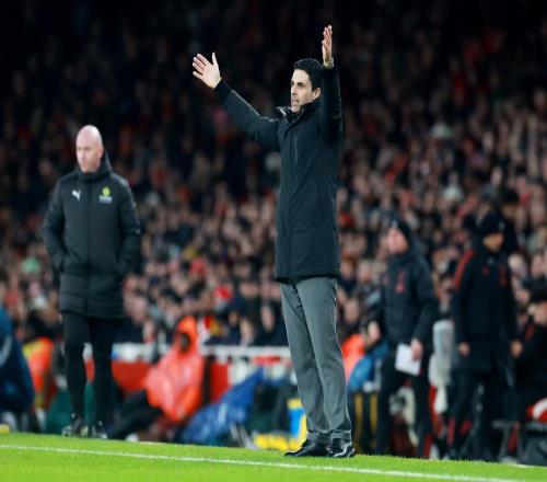 真是運(yùn)氣好槍手的冠軍越來越穩(wěn)：雖掉鏈子依舊，但對手也在掉