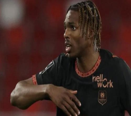 TA：雅凱的防守風(fēng)格十分激進(jìn)且富有侵略性，擅長(zhǎng)空中對(duì)抗