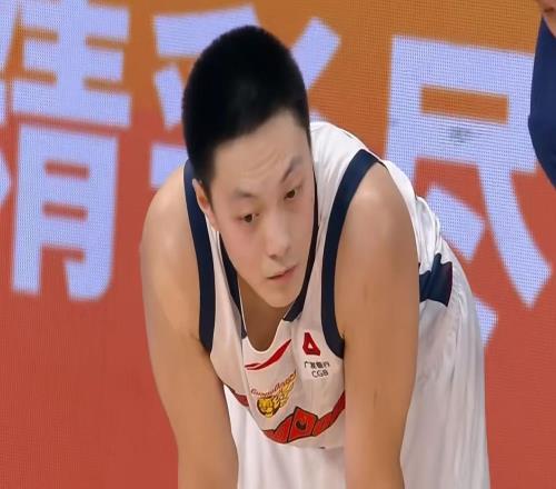 太適合廣東隊！CBA最強(qiáng)硬中鋒打成大腿，這可是杜鋒的內(nèi)線答案