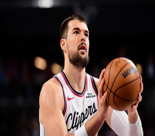 面對(duì)太陽(yáng)打出大號(hào)兩雙數(shù)據(jù)，快船內(nèi)線支柱終于打出了統(tǒng)治級(jí)表現(xiàn)